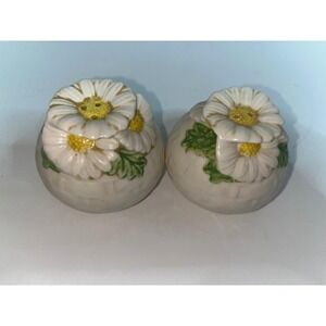Vtg 60s-80s Metlox Poppytrail Sculptured Daisy salt and pepper shakers Excellent